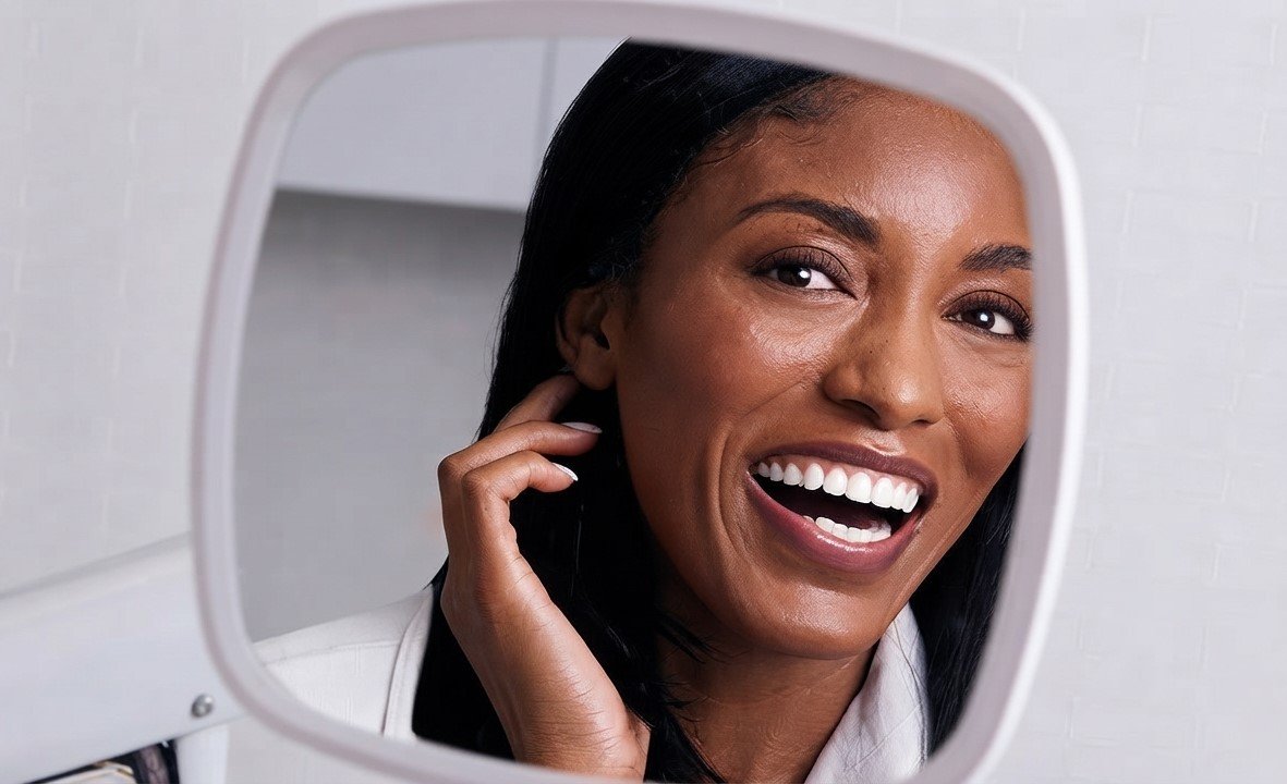 Teeth whitening beauty service at Deluxe Glow Esthetic Bar